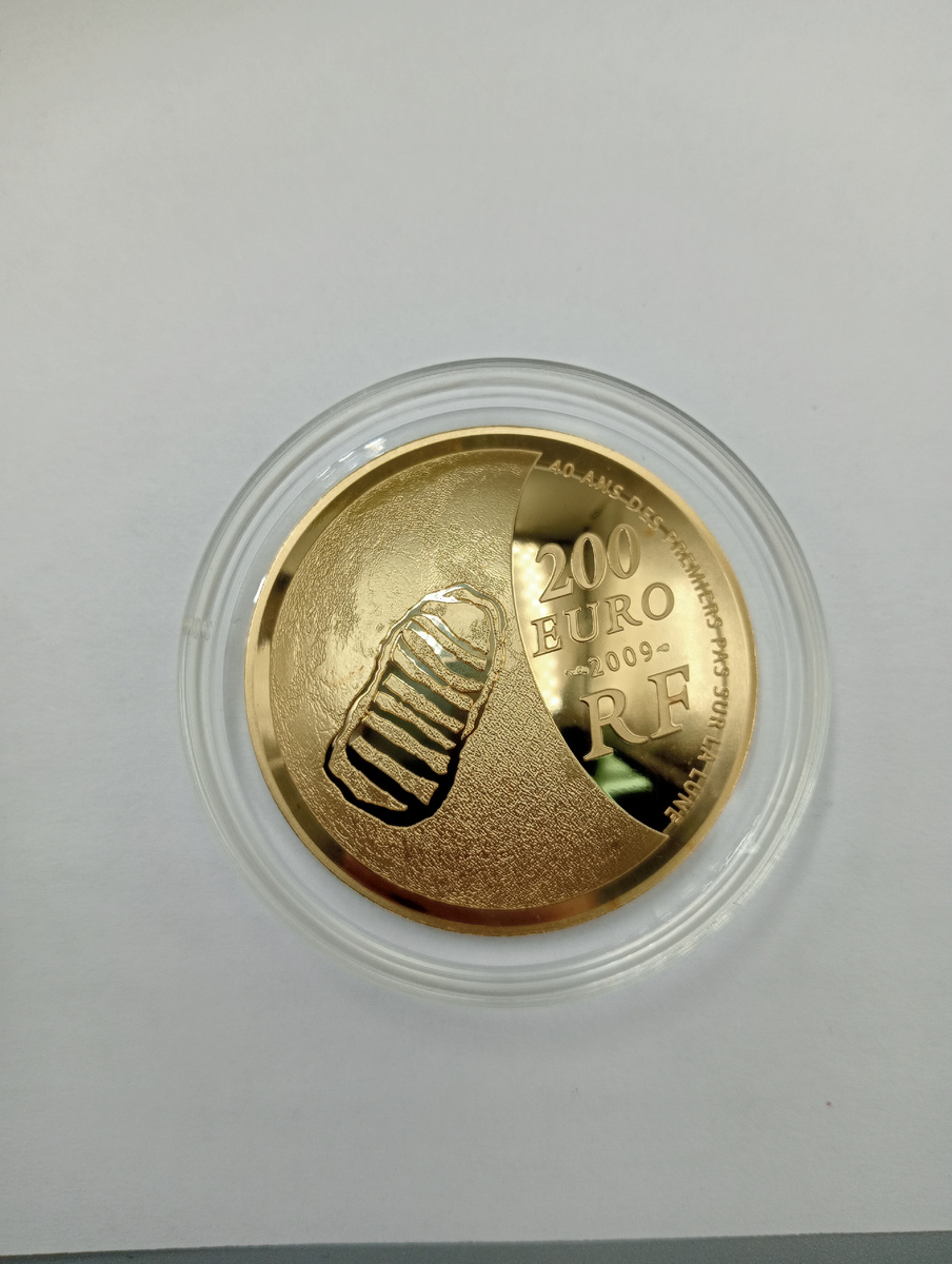 обратная сторона монеты, где указан номинал 200 евро и год 2009