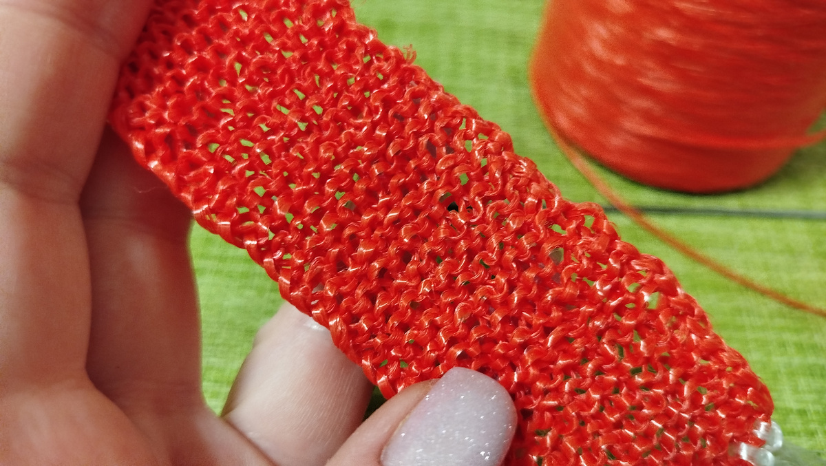 Впервые вязала полипропилен спицами. Кто знаком с этой нитью, может представить, как это вяжется нелегко. Но, я не ищу легких путей😄