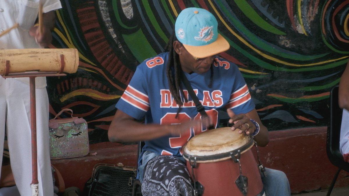 Уличные танцы с живой музыкой. Ну в данном случае музыкант