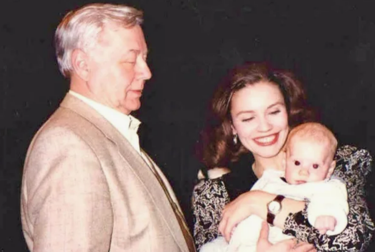    Марина Зудина и Олег Табаков с маленьким сыном Павлом, родившимся в 1995 году.