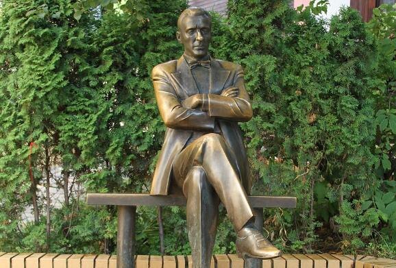 Памятник Михаилу Булгакову в Киеве. Обложка © wikimedia / Олег Юнаков