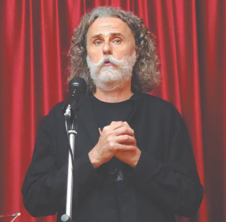 Арт-директор Дома Лосева, поэт Олег Ефимов. Фото автора