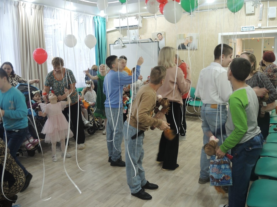    Помимо практичных подарков не забыли мы и про шарики, которые любят все дети, независимо от возраста. Алексей КОТМЫШЕВ