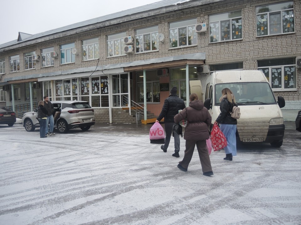    Подарки пришлось везти сразу на трех машинах. Алексей КОТМЫШЕВ