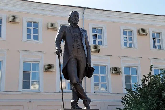 Фото памятника Плевако в Тамбове взято из открытых источников