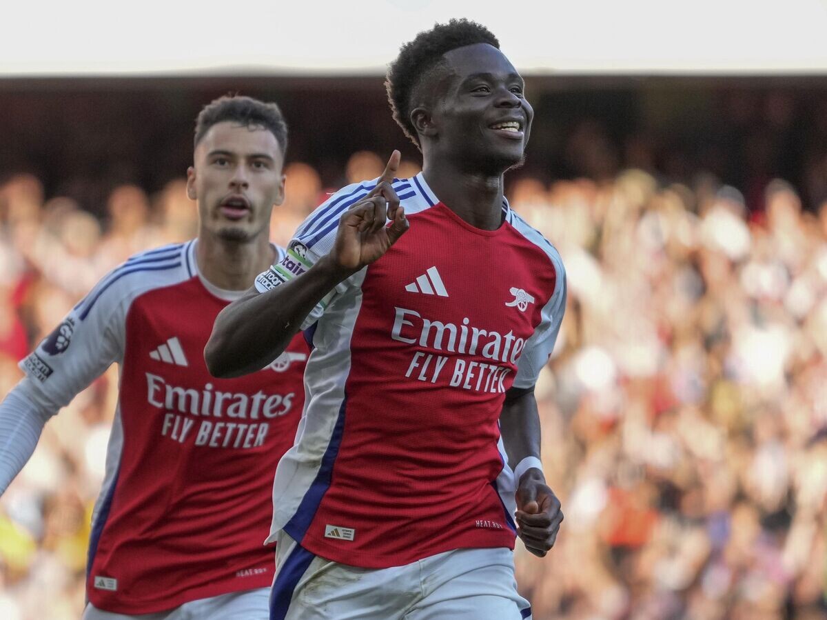    Игрок "Арсенала" Букайо Сака во время футбольного матча английской премьер-лиги между "Арсеналом" и "Саутгемптоном" на стадионе "Эмирейтс" в Лондоне | © AP Photo / Kirsty Wigglesworth