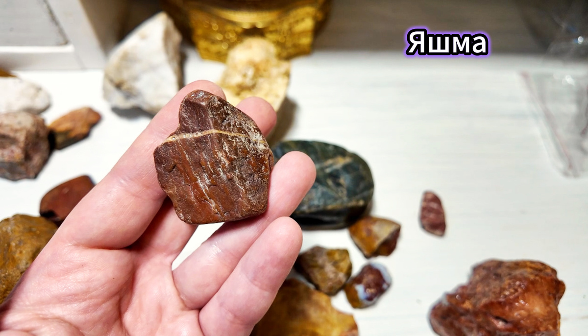 Стоп-кадр из видео. Красная яшма с кварцевой прожилкой