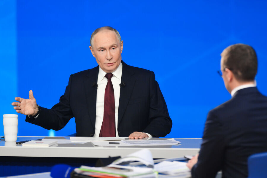 Стоп кадр прямого эфира "Итоги года" с Владимиром Путиным.