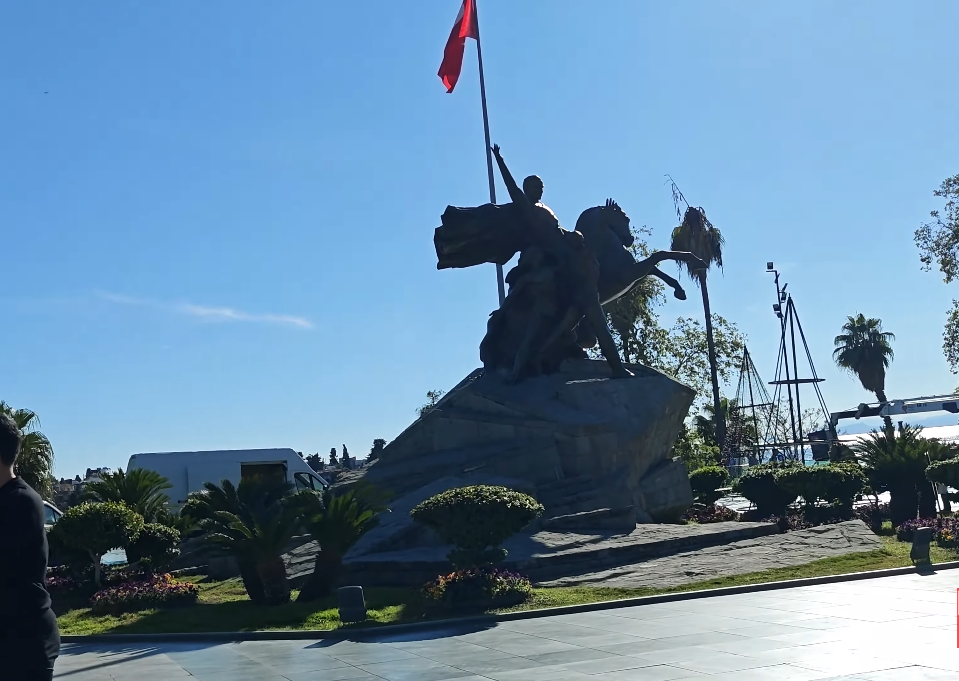 Памятник Ататюрку