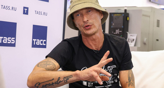 Станислав Орлов являлся поклонником московского футбольного клуба ЦСКА. Свое прозвище он получил за знание иностранных языков.