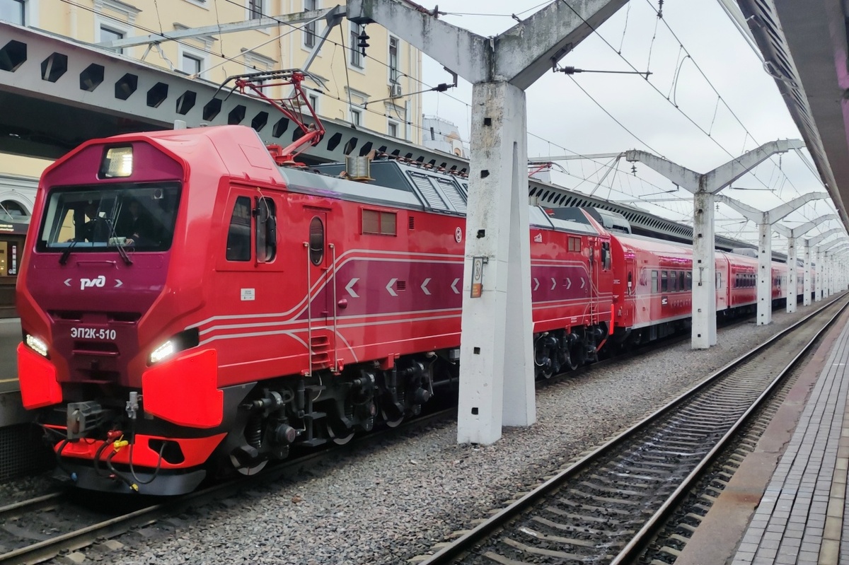 Здесь видно, что вагоны заметно шире локомотива - новый габарит, больше места внутри