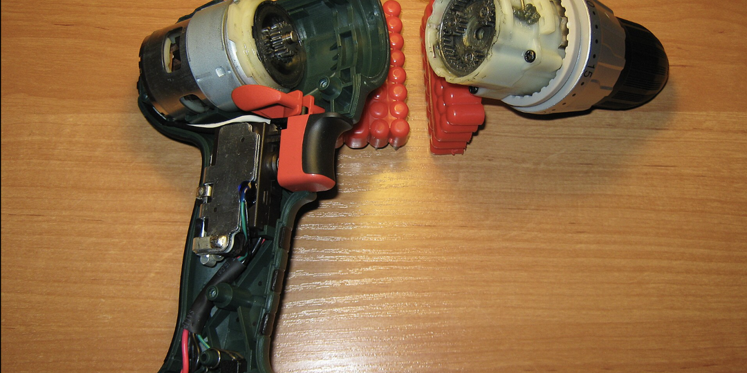 Эта привычка при работе шуруповёртом убивает редуктор быстрее, чем перегрузка: ошибка, которую не покажут в инструкции