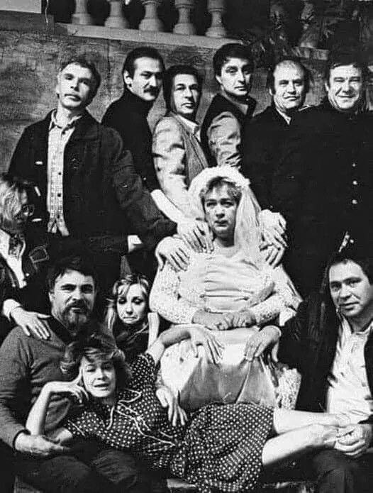 Фото Юрия Роста, руководитель театральвыной труппы Галина Волчек в окружении актеров и сотрудников театра