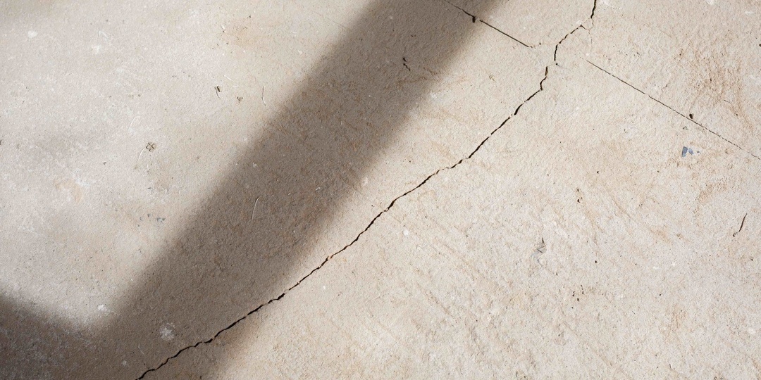 Почему трескается свежая стяжка пола, даже если всё делали «по правилам»: где промах, который делают почти все?