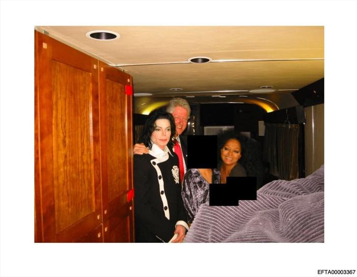 Билл Клингтон и Майкл Джексон, фото из файлов Эпштейна. Фото © justice.gov