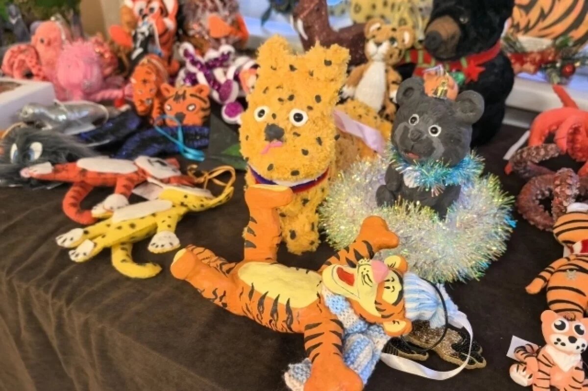    Школьники Приморья создали более 450 ёлочных «леопардовых» игрушек