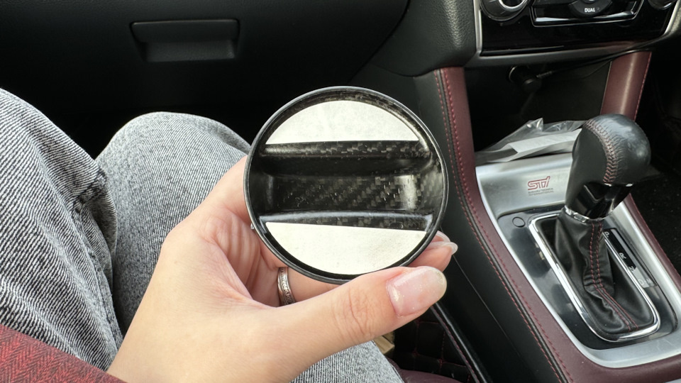 сзади на типа 3М скотче