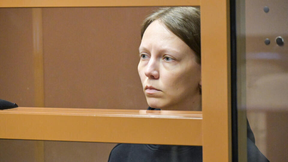 Ирина Шатова расплакалась, когда судья стал опрашивать ее отца. В кадре справа — она катит чемодан с телом сына по Комсомольскому проспекту Перми. Уличные камеры сняли весь ее маршрут.