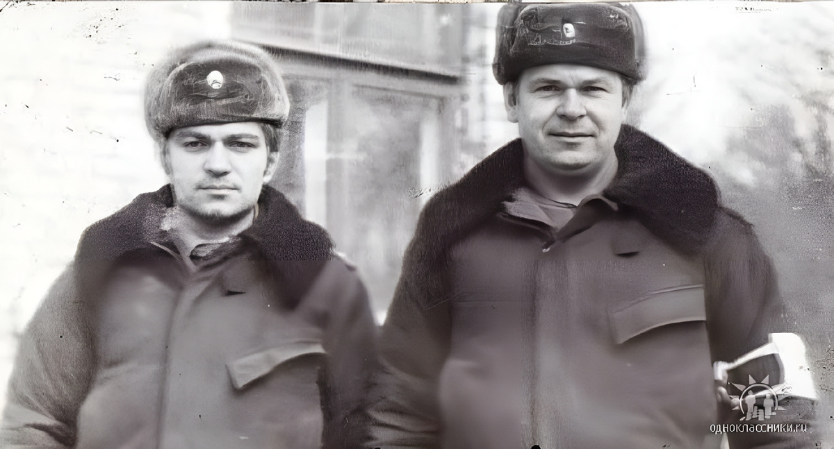  Справа "фулюган", смотревший "Золото Маккенны" с замполитом своей роты на занятиях. Фото Александра Бакуты.