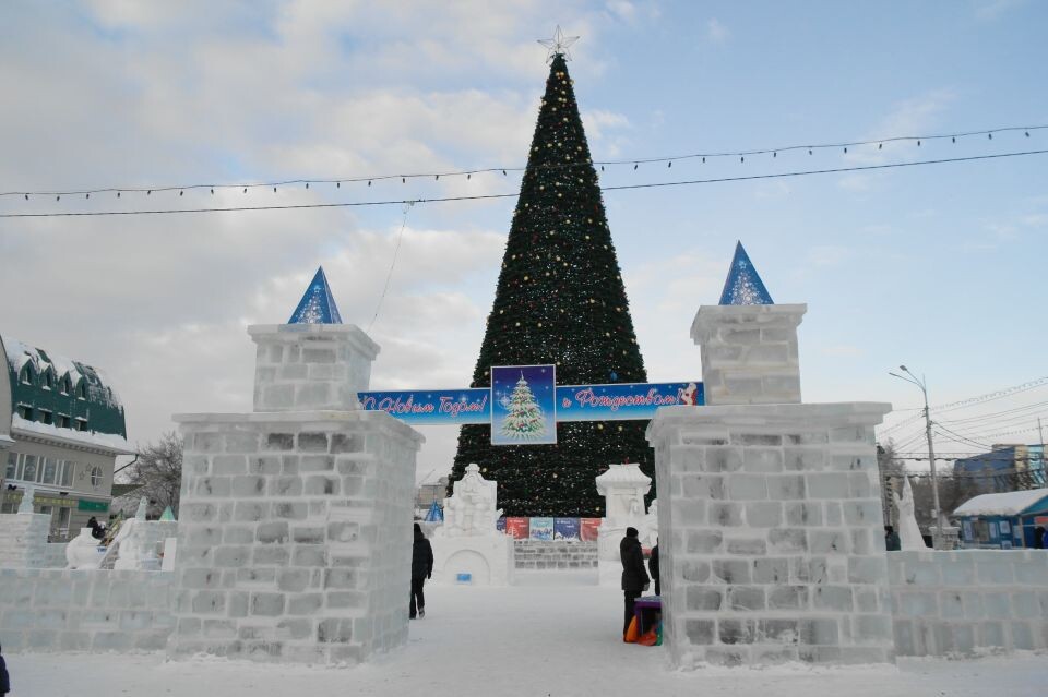    Елка и новогодний городок на площади Свободы в Барнауле . Источник: Олег Укладов