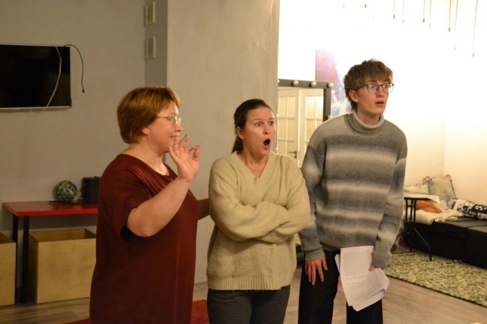    Актёры репетируют сцену из спектакля. Фото: «АиФ-Урал»/ Дарья Попович