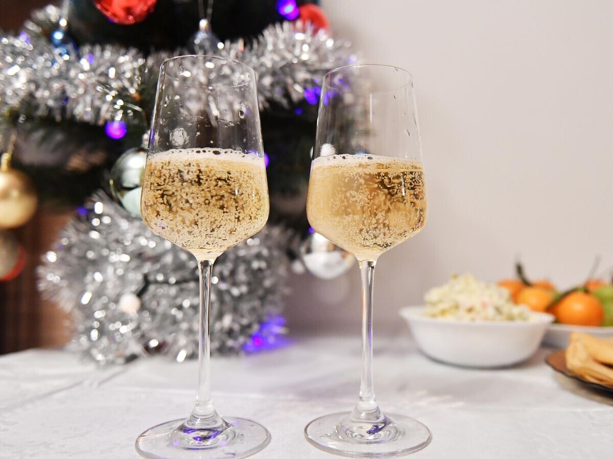    Бокалы с шампанским на новогоднем столе | © РИА Новости / Наталья Селиверстова
