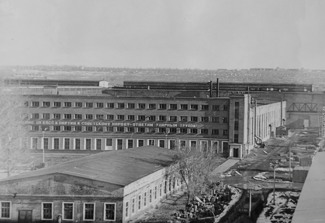 Вид на заводскую территорию с высоты птичьего полета, 1970-е. Фото: музей истории школы №39