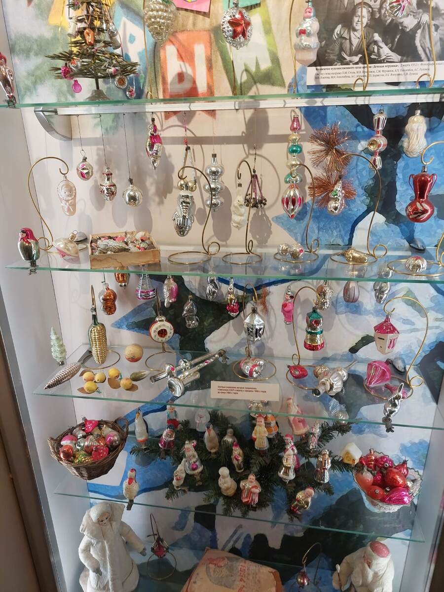 В музее оказались игрушки, которые сохранились и у моей семьи ещё с середины прошлого века, Очень волнительно было увидеть эти экземпляры в музее! Обратите внимание на кукурузки - игрушки времени Н.С. Хрущёва и его кукурузной агитации.