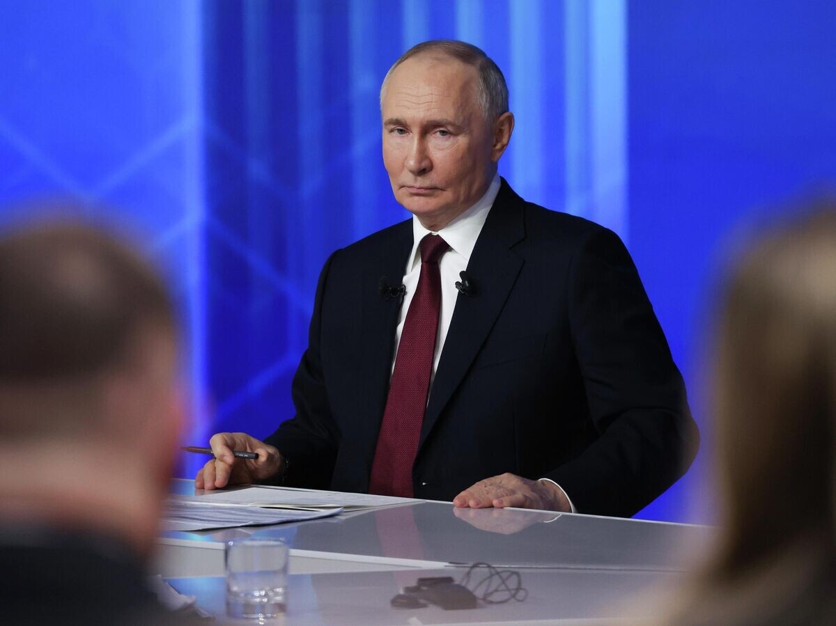    Президент РФ Владимир Путин отвечает на вопросы во время специальной программы "Итоги года" в Москве© РИА Новости . POOL