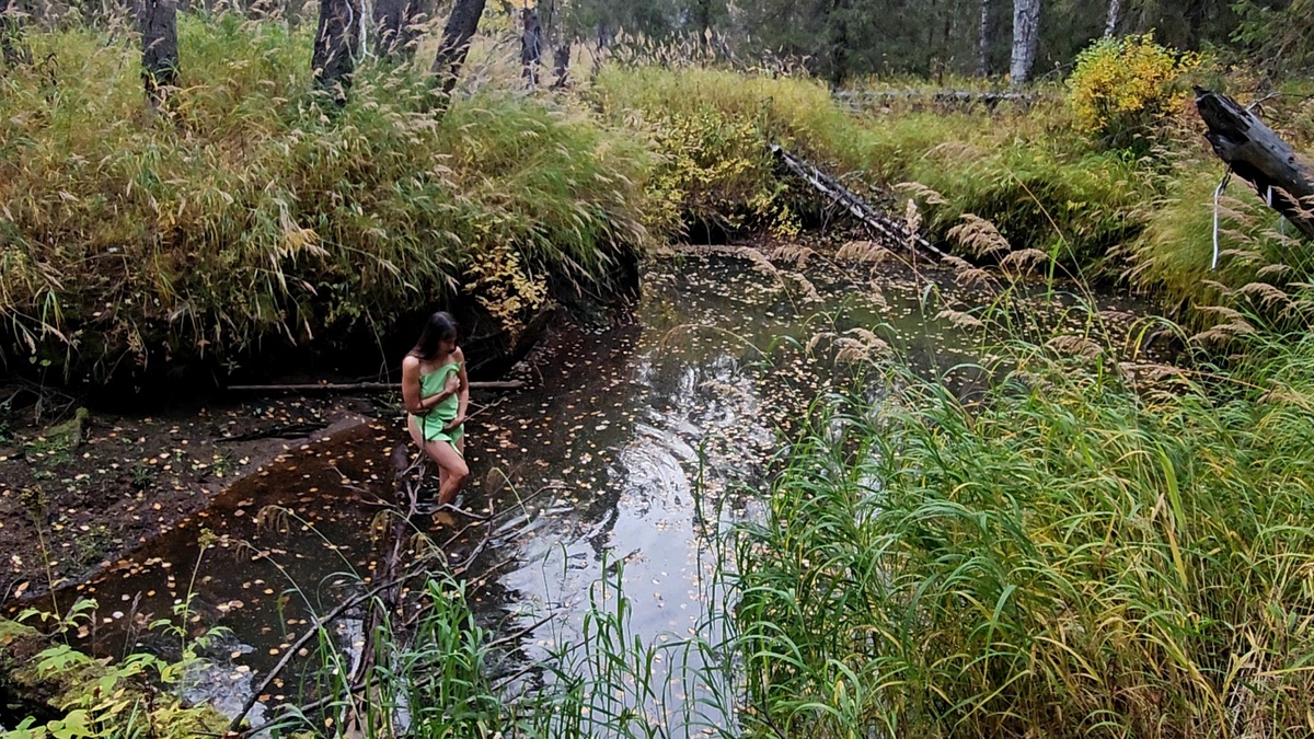 Захожу в ледяную реку. Осень.