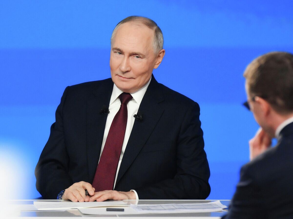    Президент РФ Владимир Путин отвечает на вопросы во время специальной программы "Итоги года" в Москве© РИА Новости . Григорий Сысоев