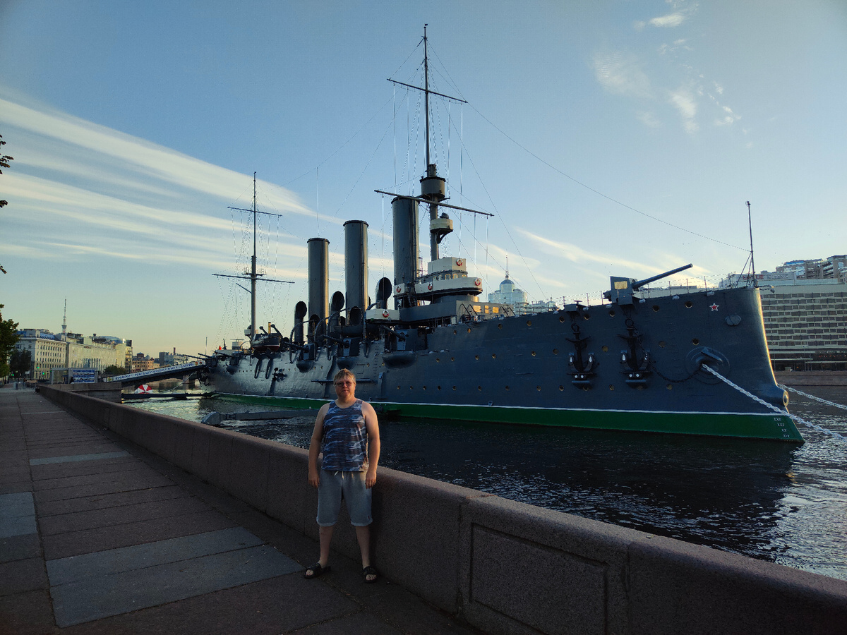 Что тебе снится, крейсер "Аврора", В час, когда утро встаёт над Невой?