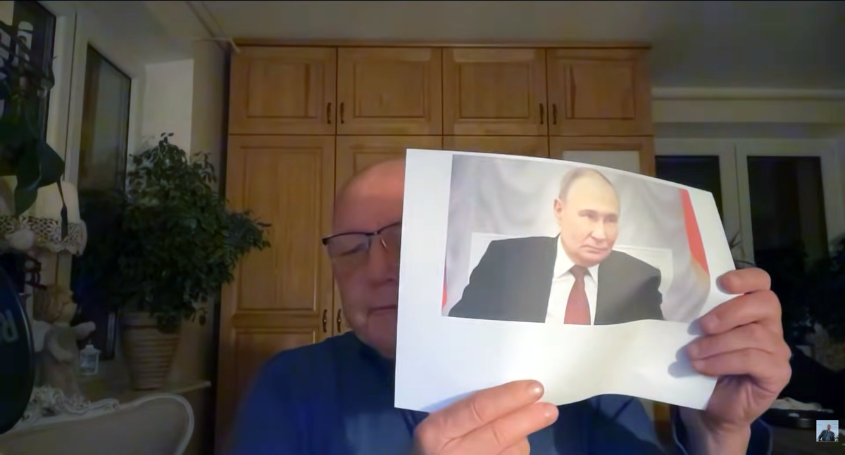 Момент онлайн-трансляции от 26 сентября 2025 года. Экстрасенс Кшиштоф Яцковский делает визию по фотографии президента России Владимира Путина.