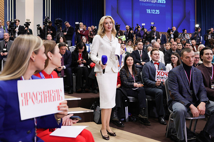    Ведущая Екатерина Березовская перед началом программы «Итоги года с Владимиром Путиным». Фото.kremlin.ru