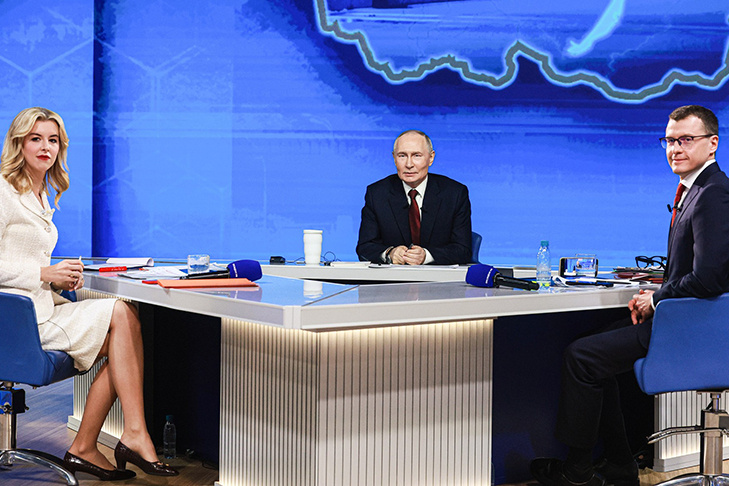 С телеведущей Первого канала Екатериной Березовской и журналистом ВГТРК Павлом Зарубиным во время программы «Итоги года с Владимиром Путиным». Фото: Владимир Смирнов, ТАСС.📷
