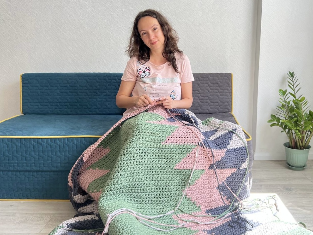 Обожаю свой большой вязаный ковер. Он вписан в интерьер нашей детской комнаты. Акцентный и очень нам подходит. Но теперь мне хочется чего-то универсального и более нейтрального, чтобы вязание можно было вписать в контекст любой комнаты