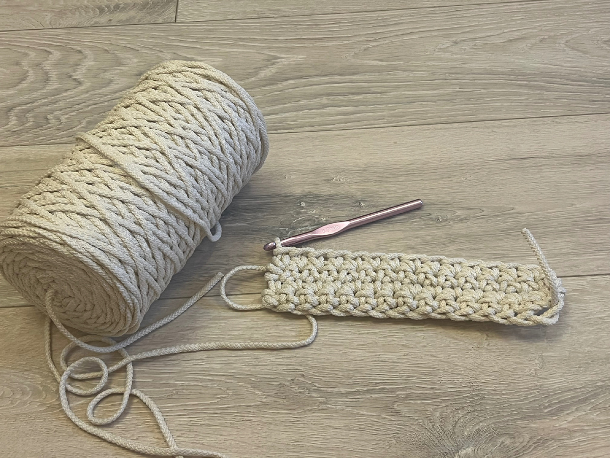 Шнура для вязания у меня в наличии много, но пока никак не могу придумать, что из него сделать. Ищу идеи