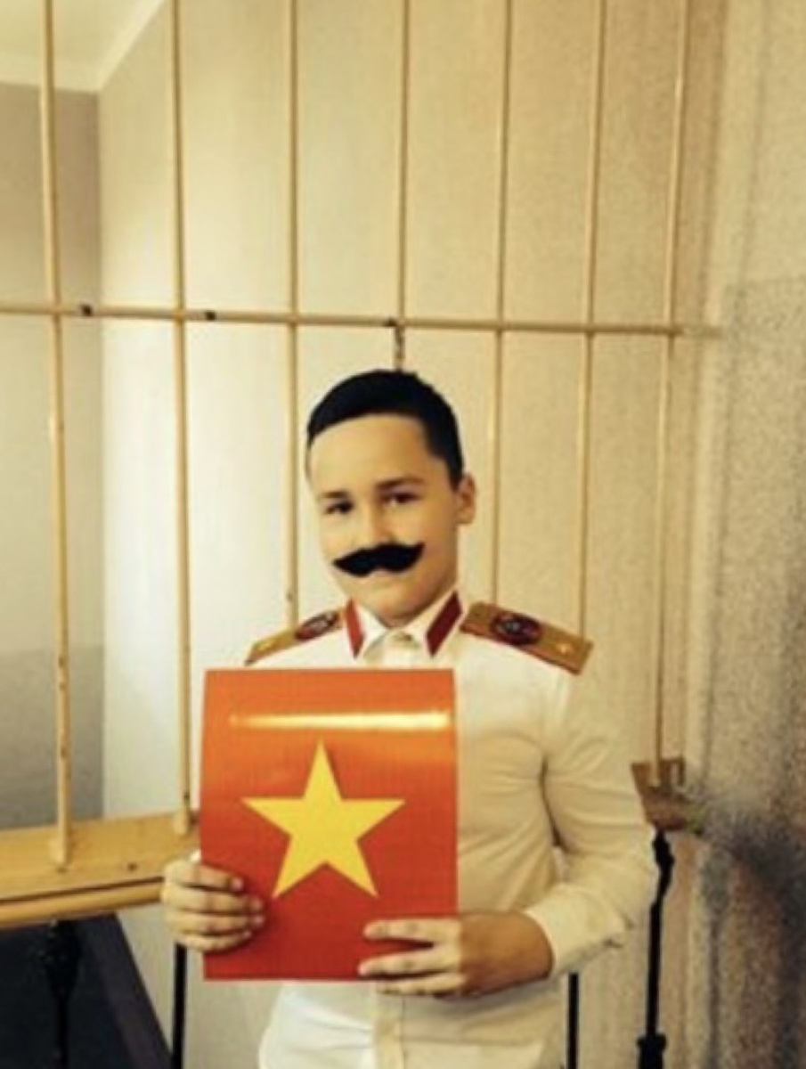 Фото Иосифа, несущего благую весть Марии). «Волосы, брови и усы мне сделали черными, лучше вам не знать, как это сделали».