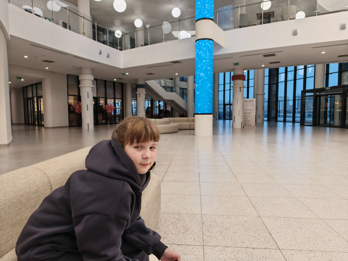 Маша в холле