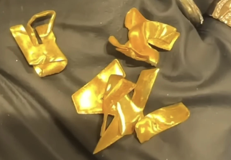 Кадр из вирусного видео про золотой логотип