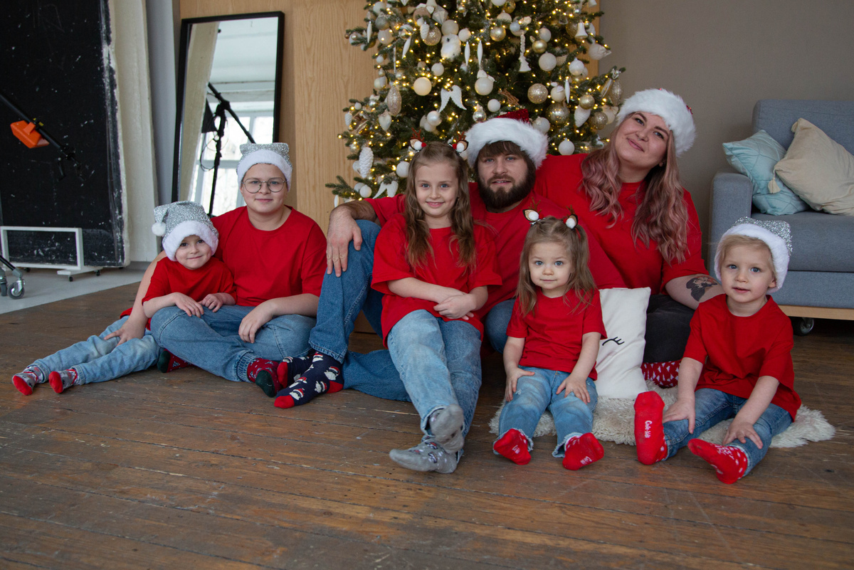 Мария, Игорь и их дети, слева направо: Гордей, Тимофей, Аделина и двойняшки Марта и Фаддей