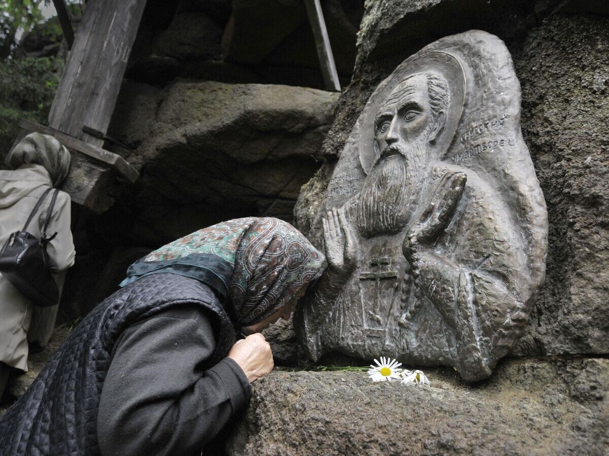    Паломники у пещеры на острове Святой, в которой преподобный Александр Свирский 7 лет жил в полном одиночестве | © РИА Новости / Андрей Архипов