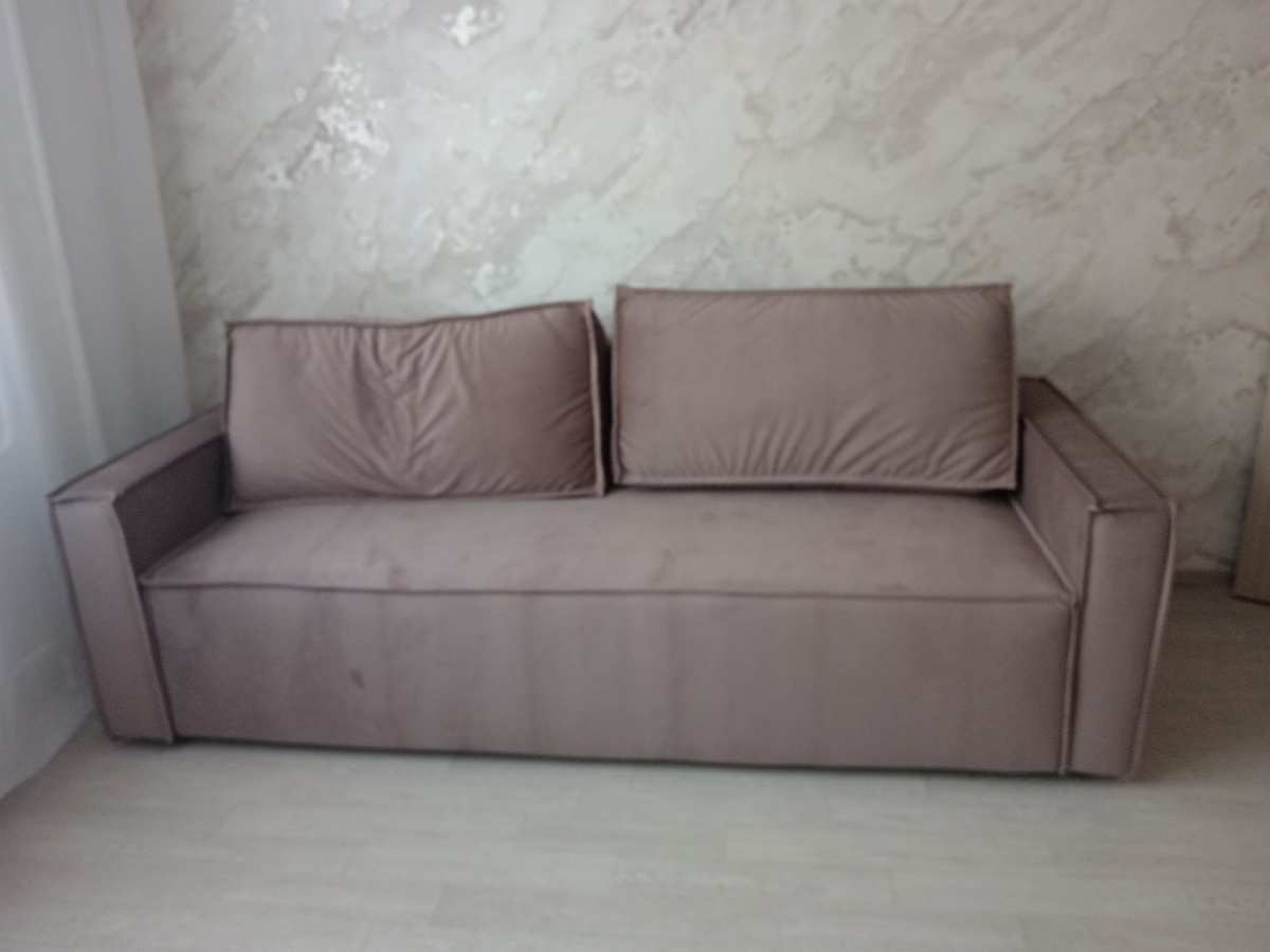 Диван удобный, но не очень большой 