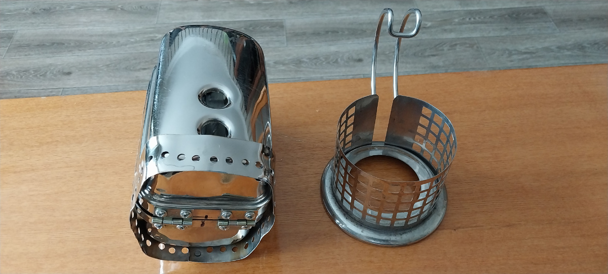 Печька в собранном состоянии, готова в поход. Длина 15 сантиметров, ширина или диаметр - 11 сантиметров, можно сложить в подходящий котелок по диаметру, а в котелок предварительно наколоть маленьких щепок и дровишек и коробок сухих спичек.