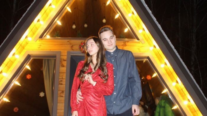    Журналист из Екатеринбурга Кирилл Бажанов сделал предложение своей девушке Ольге во время Прямой линии с Владимиром Путиным и пригласил президента на свадьбу. Фото: Telegram-канал SHOT