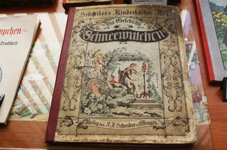 Сказки братьев Гримм. Первое издание. 1812 год. Фотографию одолжила у свободных источников на просторах интернета