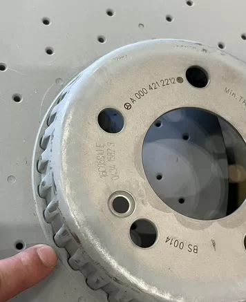 диск в оригинале может выглядеть даже хуже чем в неоригинале в плане прокраса.