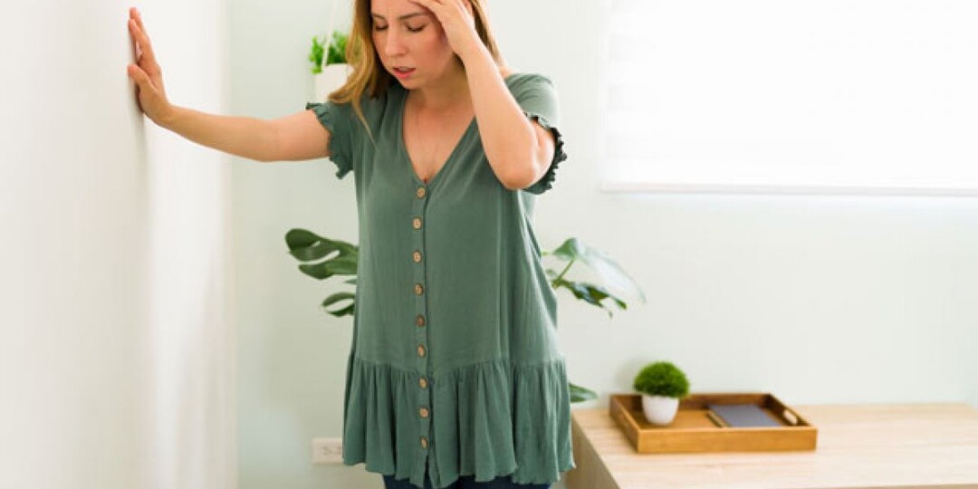 Почему кружится голова и хрустит шея