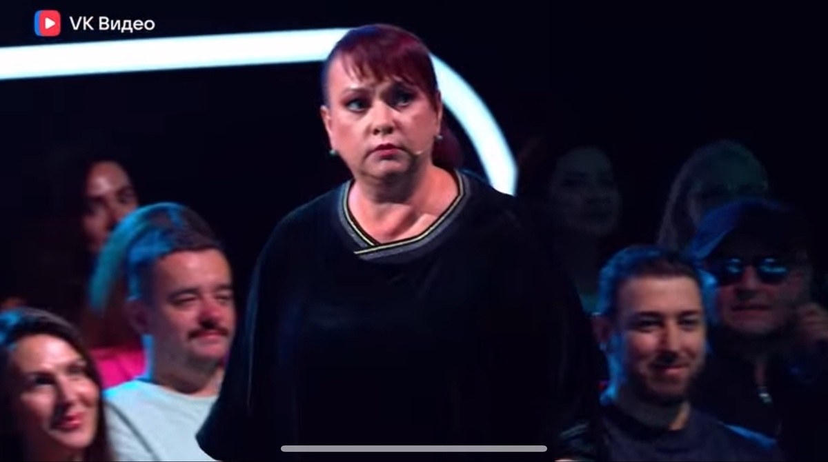 Вышла из зрительного зала. Фото скрин шот. 