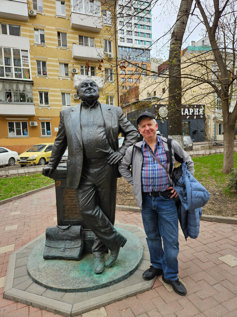 Памятник Михаилу Михайловичу Жванецкому в Ростове-на-Дону.